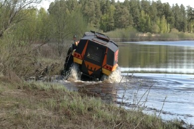 Вездеход Шатун преодолевает водную преграду